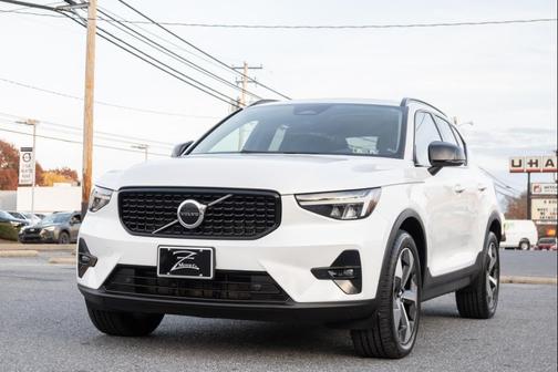 2023 Volvo XC40 B5 Plus Dark Theme