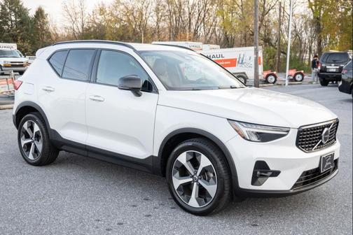 2023 Volvo XC40 B5 Plus Dark Theme