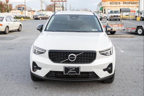2023 Volvo XC40 B5 Plus Dark Theme