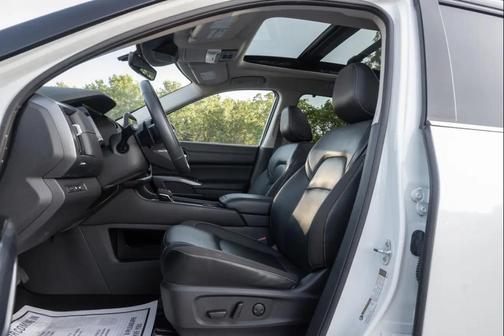White 2023 Nissan Pathfinder SL 4WD