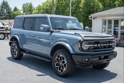 Azure Gray Metallic Tri-Coat 2024 Ford Bronco Outer Banks