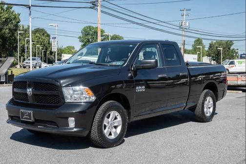 Brilliant Black Crystal Pearlcoat 2017 RAM 1500 Express