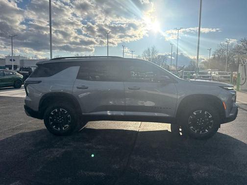 Sterling Gray Metallic 2025 Chevrolet Traverse Z71