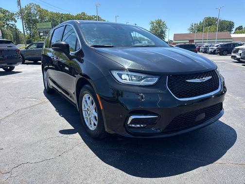 Brilliant Black Crystal Pearlcoat 2023 Chrysler Pacifica Touring L