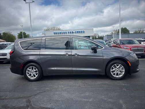 2022 Chrysler Voyager LX