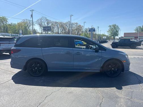 Sonic Gray Pearl 2023 Honda Odyssey Sport