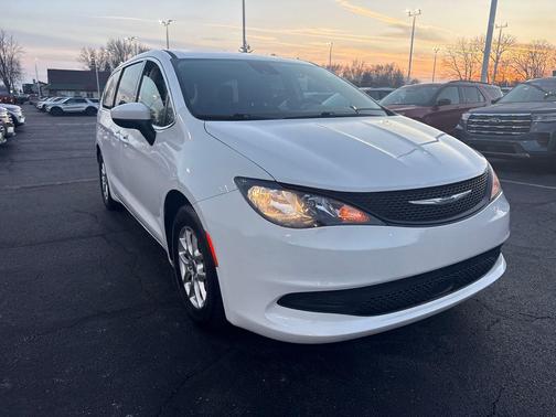 2023 Chrysler Voyager LX