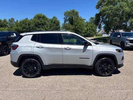Silver Zynith Metallic Clearcoat 2026 Jeep Compass Latitude