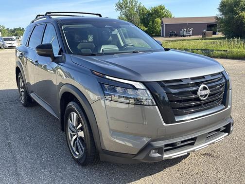 Gun Metallic/Super Black 2023 Nissan Pathfinder SL 4WD