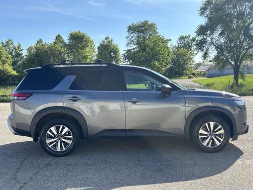 Gun Metallic/Super Black 2023 Nissan Pathfinder SL 4WD
