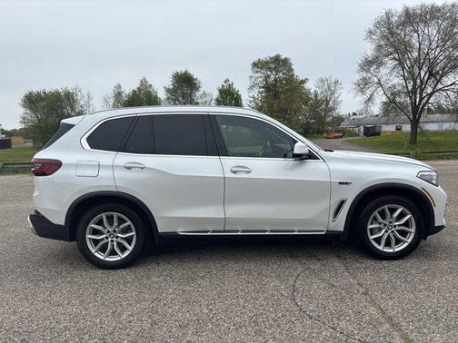 Mineral White Metallic 2023 BMW X5 PHEV xDrive45e