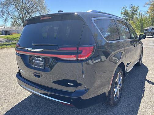 Diamond Black Crystal Pearlcoat 2026 Chrysler Pacifica L