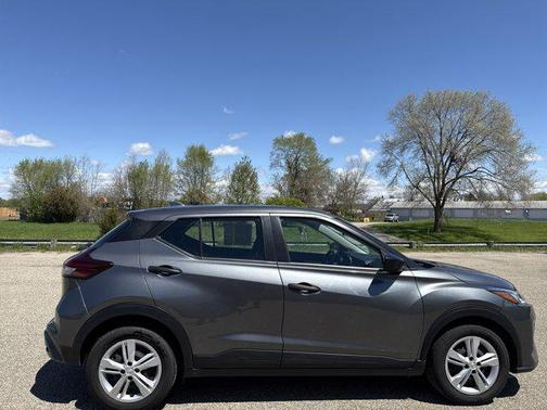 Gun Metallic 2024 Nissan Kicks S