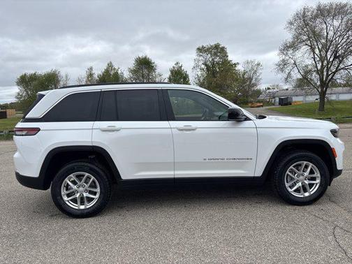 PW7 Bright White Clear Coat 2026 Jeep Grand Cherokee Laredo