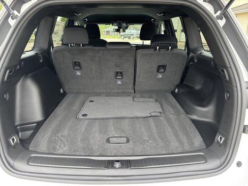 PW7 Bright White Clear Coat 2026 Jeep Grand Cherokee Laredo