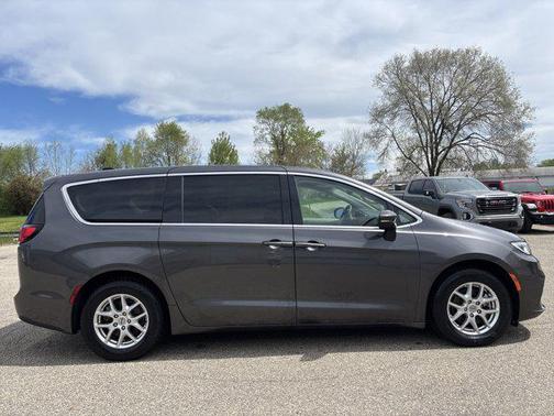 Granite Crystal Metallic Clearcoat 2023 Chrysler Pacifica Touring L
