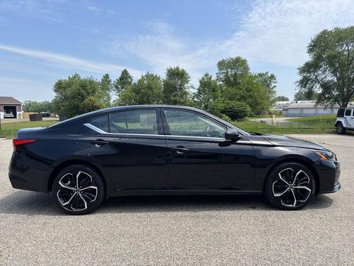 Super Black 2023 Nissan Altima SR Intelligent AWD