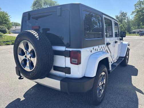 Bright White Clearcoat 2017 Jeep Wrangler Unlimited Sahara