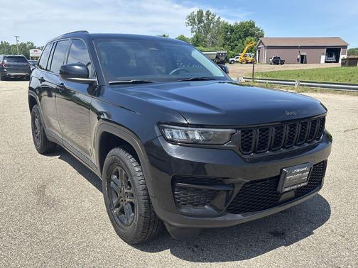 Diamond Black Crystal Pearlcoat 2023 Jeep Grand Cherokee Laredo