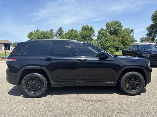 Diamond Black Crystal Pearlcoat 2023 Jeep Grand Cherokee Laredo
