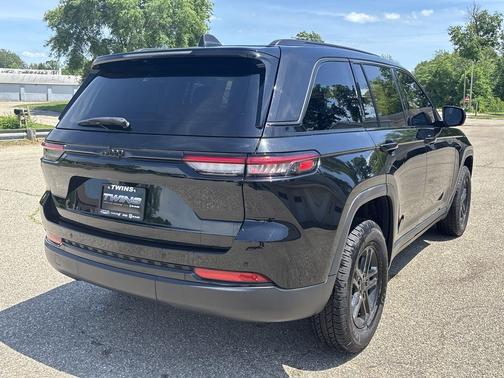 Diamond Black Crystal Pearlcoat 2023 Jeep Grand Cherokee Laredo