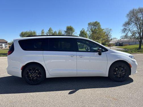 Bright White Clearcoat 2026 Chrysler Pacifica Limited