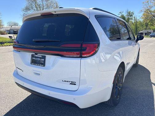 Bright White Clearcoat 2026 Chrysler Pacifica Limited