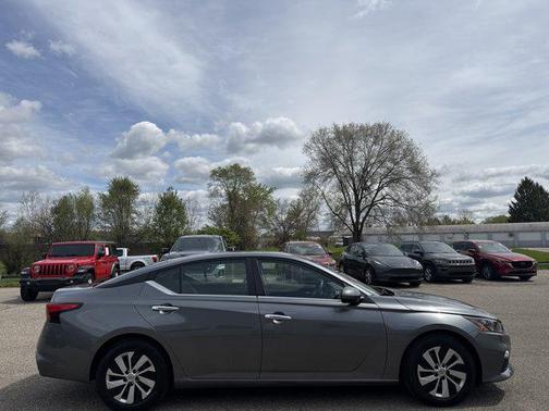 Gun Metallic 2022 Nissan Altima S FWD