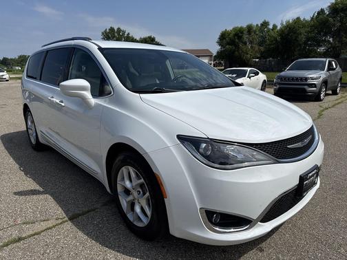 Bright White Clearcoat 2018 Chrysler Pacifica Touring-L