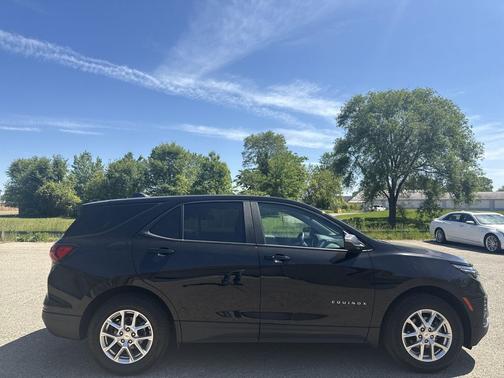 Mosaic Black Metallic 2022 Chevrolet Equinox LS