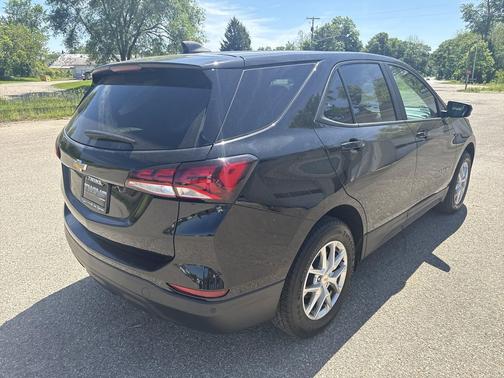 Mosaic Black Metallic 2022 Chevrolet Equinox LS