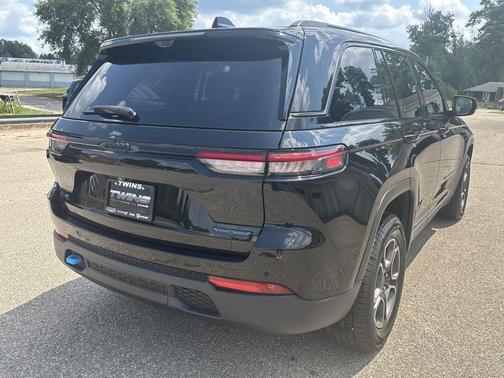 Diamond Black Crystal Pearlcoat 2022 Jeep Grand Cherokee 4xe Trailhawk