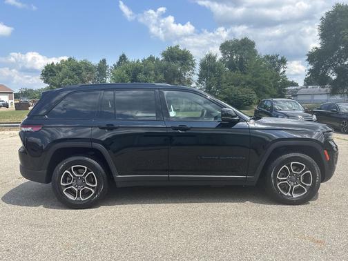 Diamond Black Crystal Pearlcoat 2022 Jeep Grand Cherokee 4xe Trailhawk