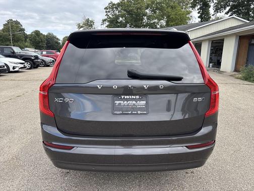 Green 2023 Volvo XC90 B5 Core