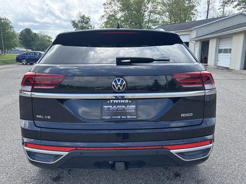 Deep Black Pearl 2022 Volkswagen Atlas Cross Sport 3.6L V6 SEL
