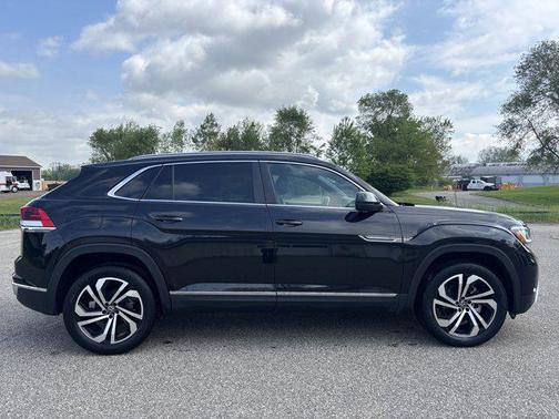 Deep Black Pearl 2022 Volkswagen Atlas Cross Sport 3.6L V6 SEL