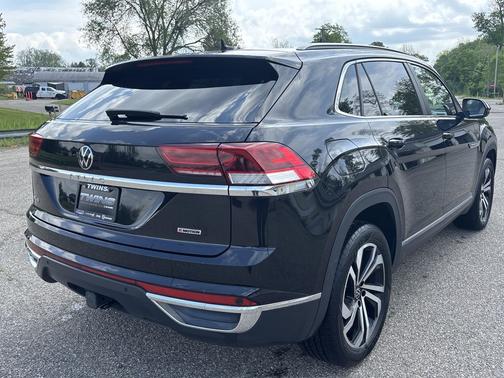 Deep Black Pearl 2022 Volkswagen Atlas Cross Sport 3.6L V6 SEL