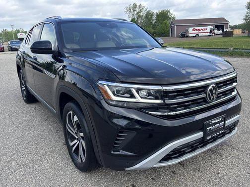 Deep Black Pearl 2022 Volkswagen Atlas Cross Sport 3.6L V6 SEL