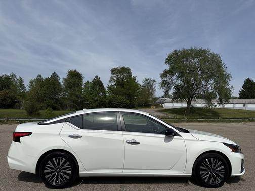 Glacier White 2025 Nissan Altima SV FWD