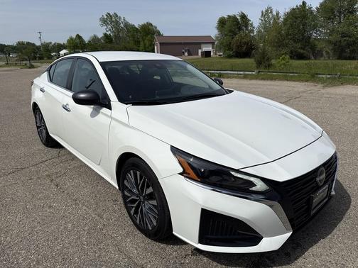 Glacier White 2025 Nissan Altima SV FWD