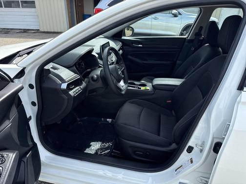 Glacier White 2025 Nissan Altima SV FWD
