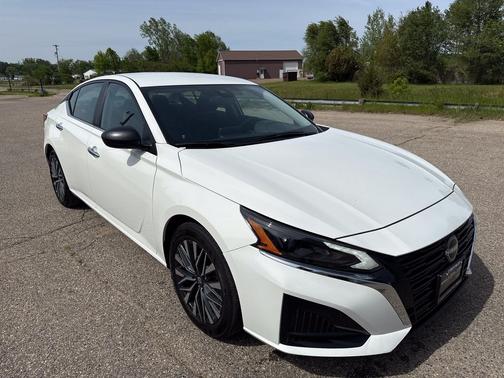 Glacier White 2025 Nissan Altima SV FWD