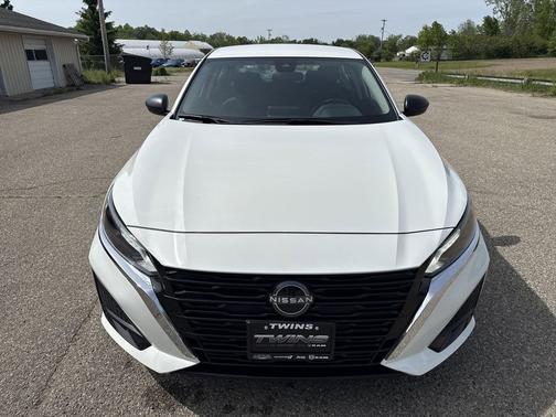 Glacier White 2025 Nissan Altima SV FWD