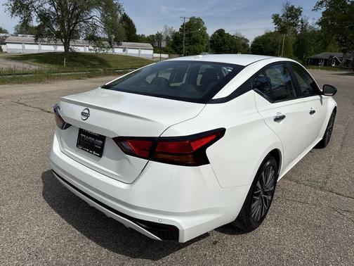 Glacier White 2025 Nissan Altima SV FWD