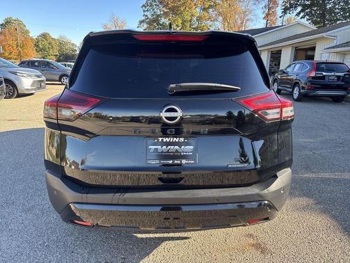 Super Black 2023 Nissan Rogue SV