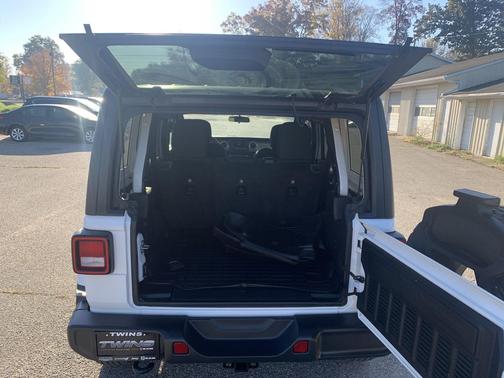 Bright White Clearcoat 2018 Jeep Wrangler Unlimited Sahara