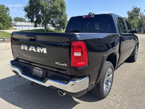 Diamond Black Crystal Pearlcoat 2027 RAM 1500 Big Horn/Lone Star