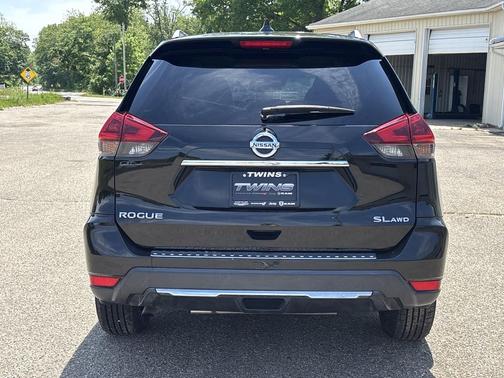 Magnetic Black 2018 Nissan Rogue SL