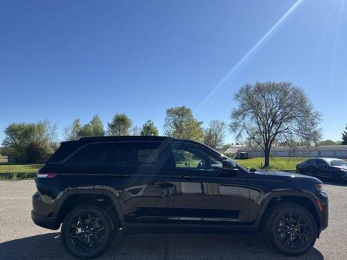 Diamond Black Crystal Pearlcoat 2026 Jeep Grand Cherokee Altitude