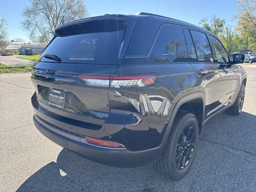 Diamond Black Crystal Pearlcoat 2026 Jeep Grand Cherokee Altitude